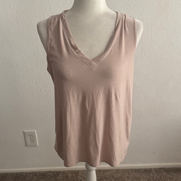 Beyond Yoga Blush V-Neck Tank Top with Openings in the Back - Picture 1 of 3